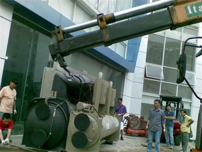 鸡西市随车吊和汽车吊的核心区别是什么？哪种更省钱？